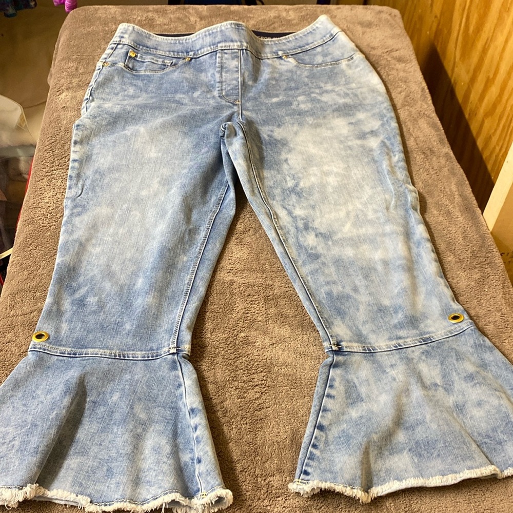 Stretch crop flared jeans by Luxe Denim size L (14-16).